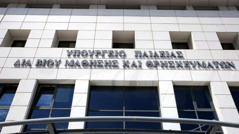 Κεραμέως: Κατεπείγουσα αγωγή κατά ΟΛΜΕ και ΔΟΕ για την &quot;αποχή διαρκείας&quot; στην αξιολόγηση