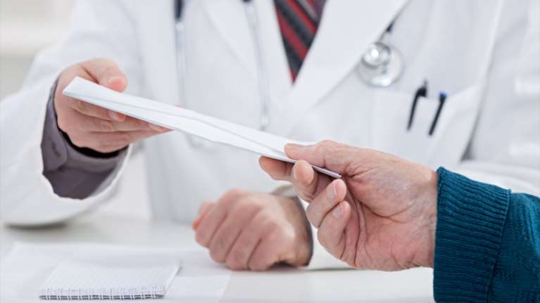 Χειροπέδες σε γιατρό για &quot;φακελάκι&quot; 1000 ευρώ - Εργάζεται σε δημόσιο μαιευτήριο της Αττικής