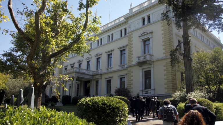 Αστυνομικός στην φρουρά της Σακελλαροπούλου κατηγορείται για απάτη-&quot;μαμούθ&quot;