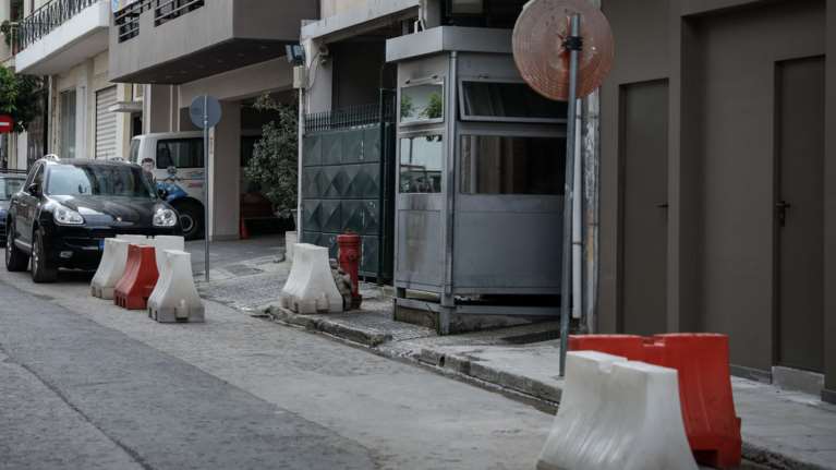 Κυψέλη: Υδραυλικός εντόπισε εννέα όπλα μέσα σε αποχέτευση του Αστυνομικού Τμήματος [εικόνα]