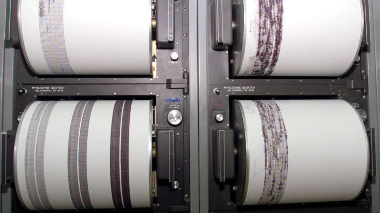 &quot;Καμπανάκι&quot; Παπαζάχου για τον Κορινθιακό: &quot;Ξυπνάνε ρήγματα - Δεν αποκλείεται να γίνει σεισμός 5 Ρίχτερ&quot; [Βίντεο]