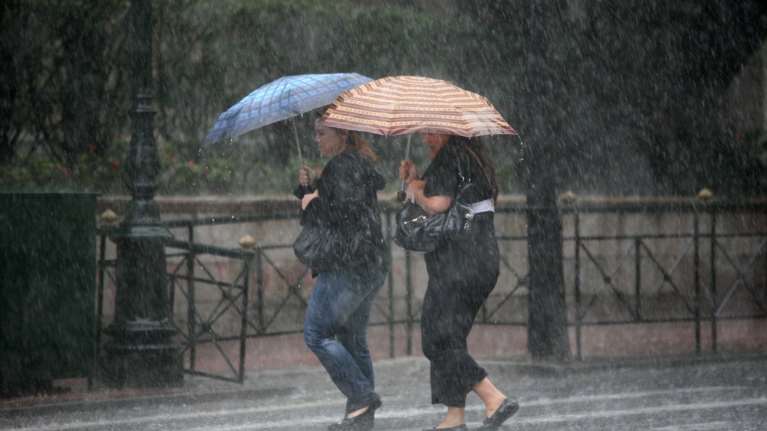 Χαλάει ο καιρός τη Δευτέρα: Βροχές, καταιγίδες και αφρικανική σκόνη