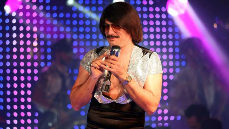 Τόνι Σφήνος: Απίστευτο ατύχημα - Κατέρρευσε η εξέδρα την ώρα που τραγουδούσε την Ευλαμπία [βίντεο]