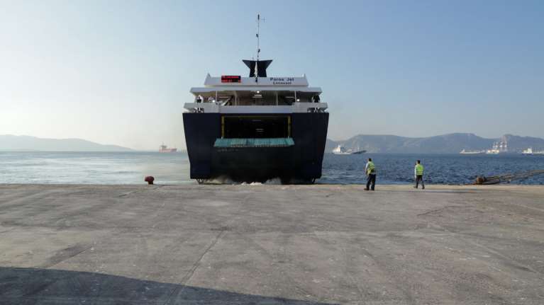 Κανονικά διεξάγονται τα δρομολόγια των πλοίων από το λιμάνι του Πειραιά - Σε ισχύ το απαγορευτικό από Λαύριο