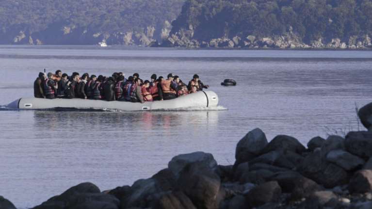 Αγνοείται σκάφος που μεταφέρει 500 μετανάστες στη Μεσόγειο - Ανάμεσά τους έγκυες και μωρά