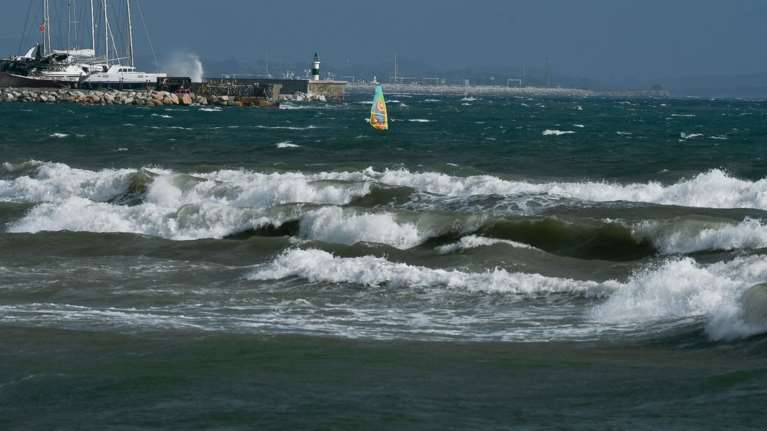 Συναγερμός στην Πάρο: Αγνοείται 42χρονος σέρφερ - Σε εξέλιξη οι έρευνες του Λιμενικού