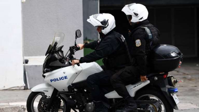 Άγρια καταδίωξη στη Νέα Σμύρνη: Συνελήφθη ένα άτομο και κατασχέθηκε καλάσνικοφ