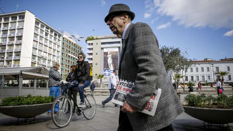 Πώς θα βγείτε στη σύνταξη πριν τα 62: Αυτά είναι τα 3 παράθυρα εξόδου [πίνακες]