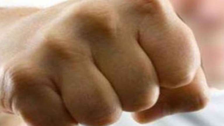 Απίστευτο: 33χρονος  χτύπησε την οικογένειά του επειδή έφεραν παπά στο σπίτι για ευχέλαιο