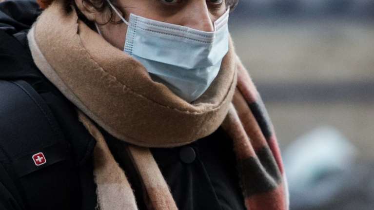 Έξαρση των ιώσεων του αναπνευστικού - Τα φαρμακεία ξεπουλάνε αντιπυρετικά χάπια και σιρόπια για το βήχα