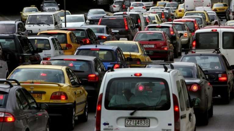 ΚΟΚ: Τι ισχύει για τη μούντζα και το πρόστιμο για αγενή συμπεριφορά των οδηγών