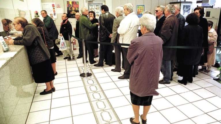 Μπαράζ πληρωμών από σήμερα για 2,5 εκατ. συνταξιούχους - Ποιοι και πόσα θα πάρουν