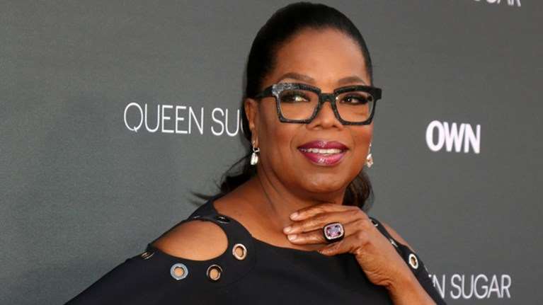 Επικό βίντεο: Tούμπα της Όπρα στη σκηνή ενώ μιλούσε για την... ισορροπία