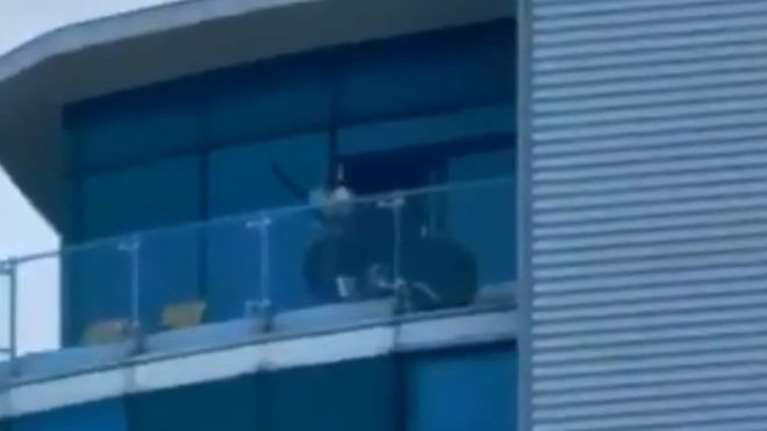 Βρετανία: Συνελήφθη άνδρας που πυροβολούσε από μπαλκόνι και μετέδιδε live στα social media [βίντεο]