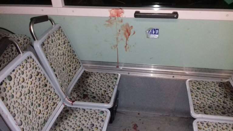 Εικόνες σοκ: Μπήκαν σε λεωφορείο και μαχαίρωσαν άνδρα στον Διόνυσο