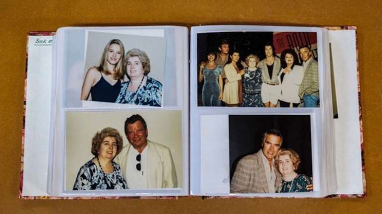 Ποια είναι η μυστηριώδης γυναίκα που φωτογραφιζόταν με διάσημους του Χόλιγουντ