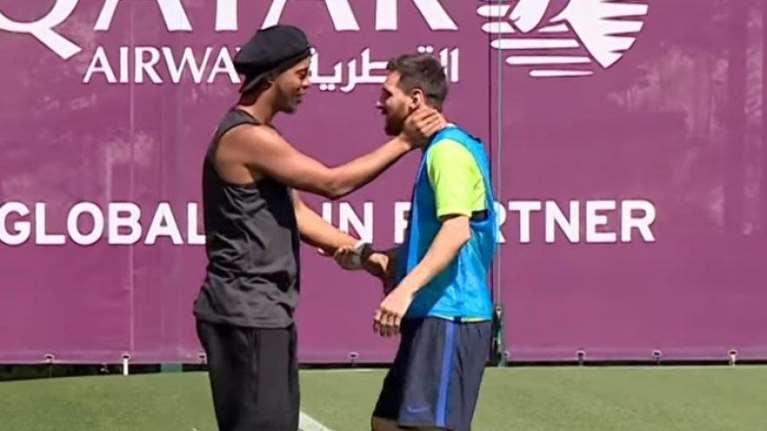 Ο Μέσι ξεπληρώνει τα χρέη του Ροναλντίνιο για να τον σώσει από τη φυλακή