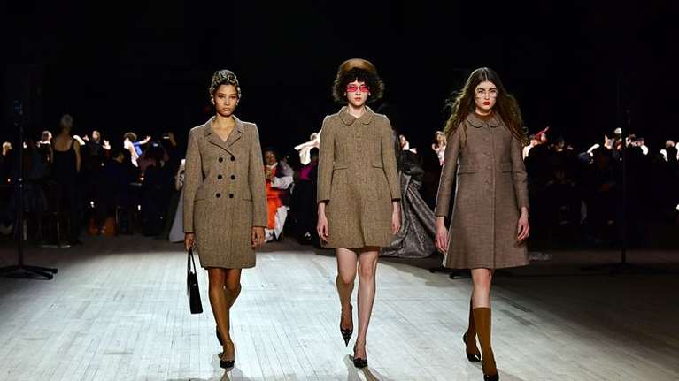 Οι άνθρωποι της μόδας στέλνουν τα δικά τους μηνύματα για τον κορονοϊό