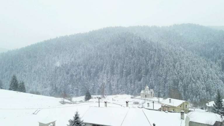 Ανοιξιάτικο χιόνι στα Τρίκαλα - Το έστρωσε για τα καλά, έφτασε τα 30 εκατοστά