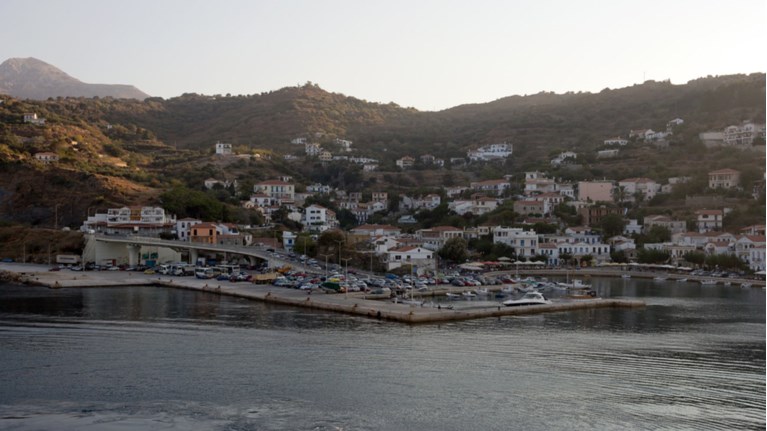 Από τα μποφόρ άνοιξε στη μέση ο νέος μόλος στο λιμάνι του Εύδηλου Ικαρίας