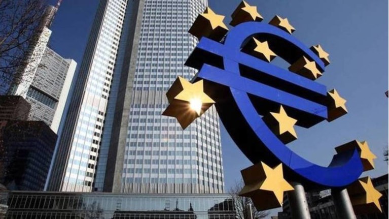 Καμπανάκι της ΕΚΤ για τη ρευστότητα και τα κόκκινα δάνεια