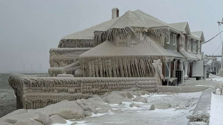 Στη δίνη πολικού ψύχους εκατομμύρια Αμερικανοί - Χριστούγεννα χωρίς ηλεκτρικό ρεύμα, εκατοντάδες εγκλωβισμένοι - Tουλάχιστον 17 θάνατοι