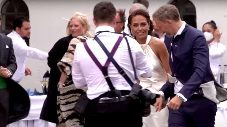 Ο γάμος της χρονιάς: Με λάμψη και χλιδή ο Γερμανός υπουργός Οικονομικών παντρεύτηκε την αγαπημένη του κι έφυγαν με Porsche [εικόνες]