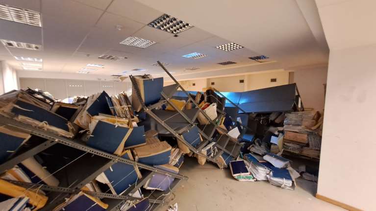 Εισαγγελική έρευνα για τα μεταλλικά ράφια που κατέρρευσαν στο Εφετείο και τραυμάτισαν δύο άτομα