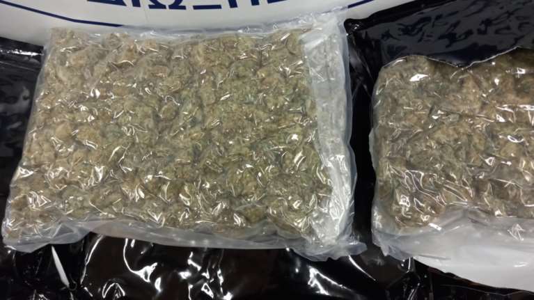 Ηράκλειο: Δύο νεαροί συνελήφθησαν έξω από σχολείο - Είχαν πάνω τους μισό κιλό χασίς