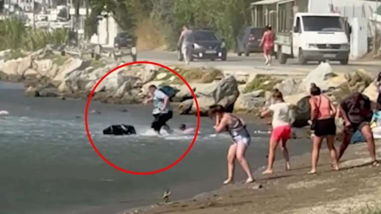 Αμετανόητοι τουρίστες: Η στιγμή που αεροπλάνο στη Σκιάθο βάζει τις τουρμπίνες και εκτοξεύει τις βαλίτσες τους στη θάλασσα