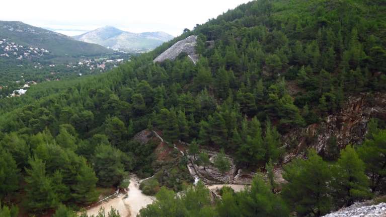 Μυστήριο στην Πεντέλη: Εντοπίστηκε ανθρώπινο κρανίο σε βράχια