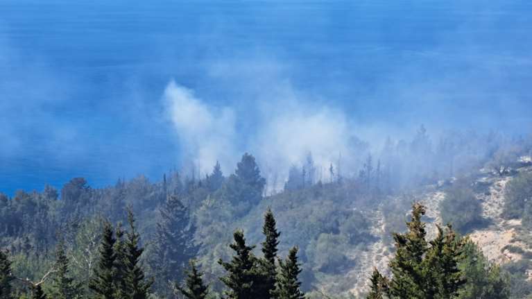 Φωτιά στη Λευκάδα: Καίγεται δασική έκταση - Σηκώθηκε και ελικόπτερο της Πυροσβεστικής [εικόνες]