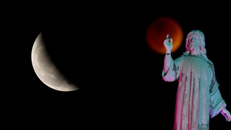 Ολική έκλειψη Σελήνης: Μαγικές εικόνες από το &quot;ματωμένο φεγγάρι του κάστορα&quot; - Από την Ουάσινγκτον έως την Μπανγκόγκ