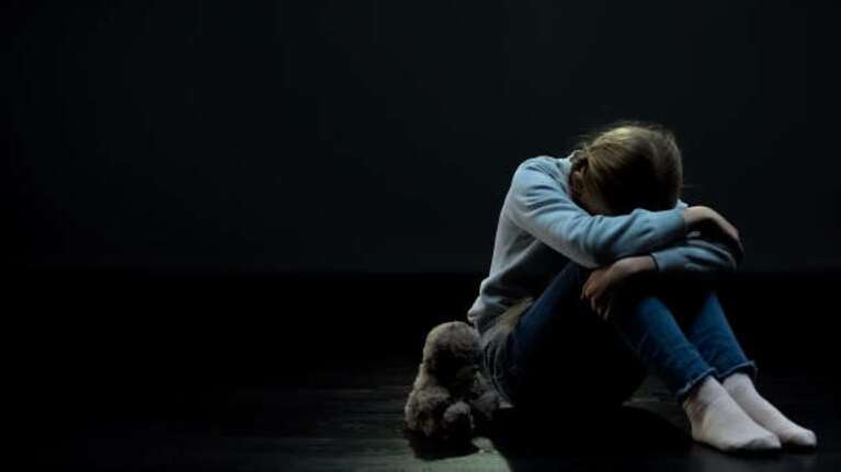 Φρίκη στο Ηράκλειο: Το δράμα τεσσάρων κοριτσιών από τον εραστή της μάνας τους - Τις έπλενε γυμνές μπροστά σε φίλους του