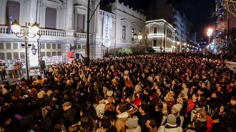 Συναυλία στο Εθνικό: Πλήθος κόσμου στο πλευρό των καλλιτεχνών – &quot;Δε φεύγουμε, τώρα θα μας ακούσετε&quot;