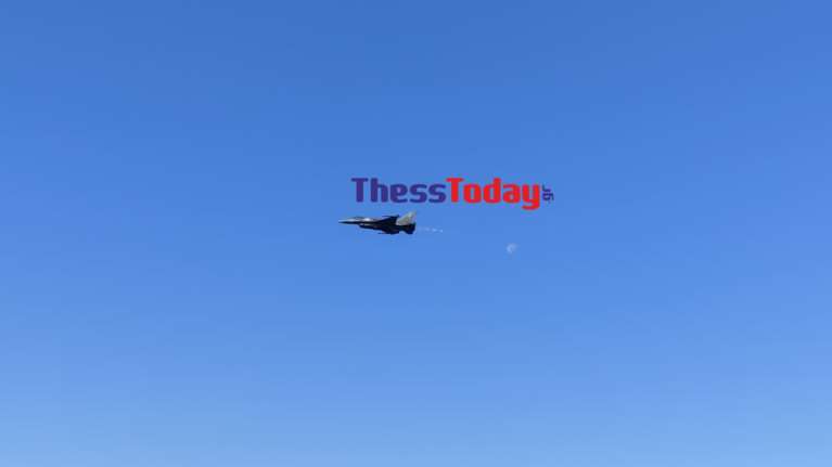 Θεσσαλονίκη: Εντυπωσίασε η ομάδα &quot;ΖΕΥΣ&quot; - Καθήλωσαν οι ελιγμοί του F-16  [εικόνες, βίντεο]