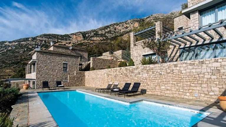 Σε πλειστηριασμό ξενοδοχειακή μονάδα στην Αράχωβα του επιχειρηματία Π. Δάβαρη