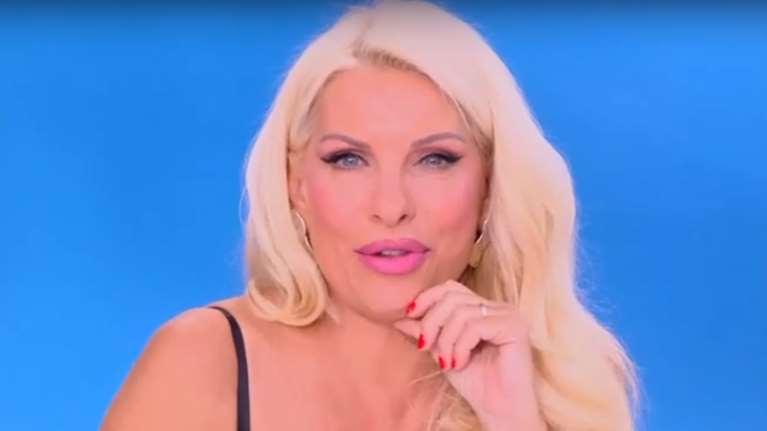 Ελένη Μενεγάκη: &quot;Μου είχε πει η Αγγελική Νικολούλη ότι ο γιος της κρύβεται, γιατί μάλλον του άρεσα και ντρεπόταν&quot;