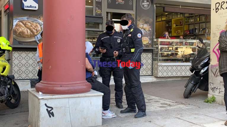 Θεσσαλονίκη: Επιτέθηκε σε ομάδα αλλοδαπών με μαχαίρι - Επεσαν πάνω του 30 άτομα και τον χτύπησαν με σίδερο στο κεφάλι