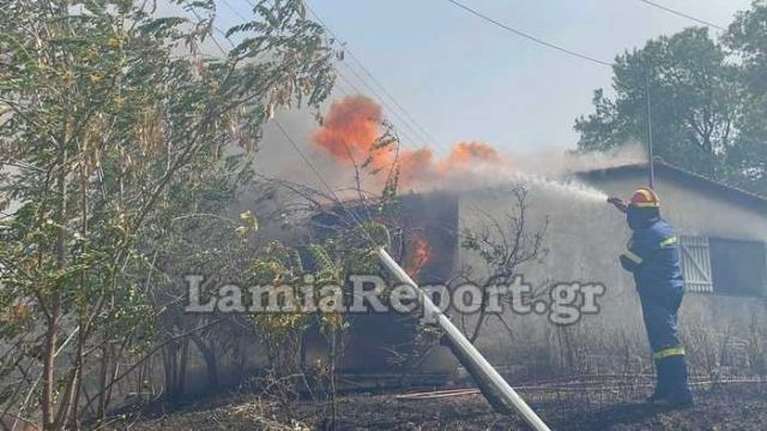 Φωτιά στη Λαμία: Εκκενώθηκε το βόρειο τμήμα της πόλης - Στις φλόγες σπίτια [εικόνες - βίντεο]