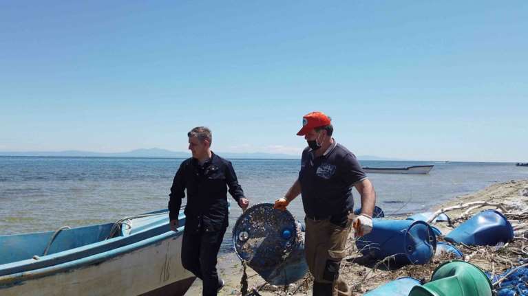 Απίστευτο: Μάζεψαν 400 πλαστικά βαρέλια και 15 τόνους δίκτυα από το βυθό του Θερμαϊκού [Εικόνες]