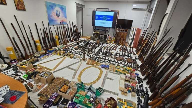 Κιάτο: Δείτε το τεράστιο οπλοστάσιο του απόστρατου - Πάνω από 170 όπλα, μαχαίρια, σπαθιά και... πολυβόλα [εικόνες]