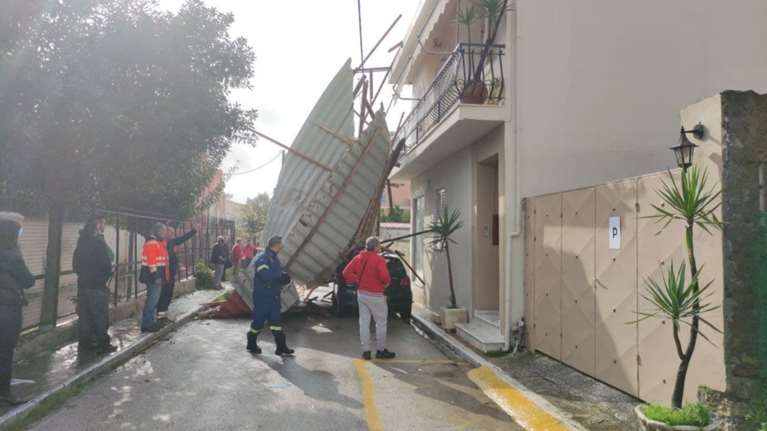 Ζάκυνθος: Ανεμοστρόβιλος ξήλωσε στέγη σχολείου και ηλιακούς θερμοσίφωνες - Πλημμύρες και κατολισθήσεις [βίντεο - εικόνες]