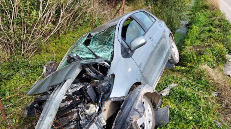 Απίστευτο τροχαίο στη Ζάκυνθο: Η μπάρα καρφώθηκε και διαπέρασε το ΙΧ- Οι επιβάτες σώθηκαν από θαύμα