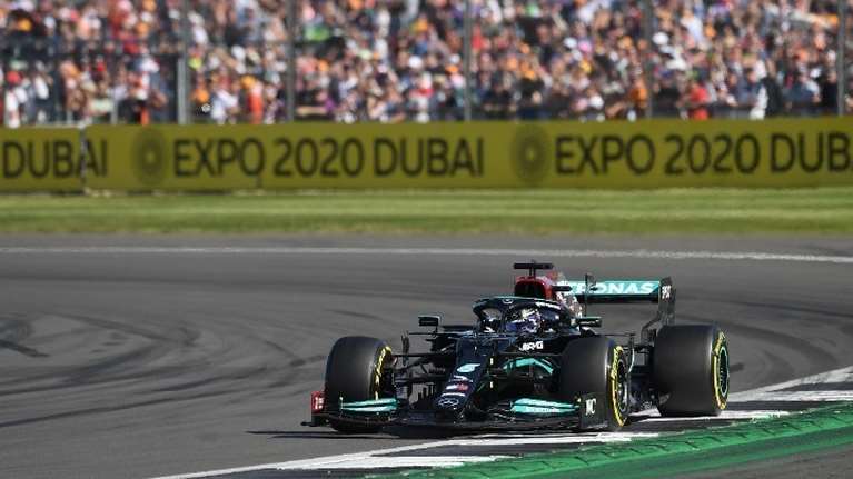 Νίκη με... ανατροπή για τον Χάμιλτον στο βρετανικό γκραν πρι