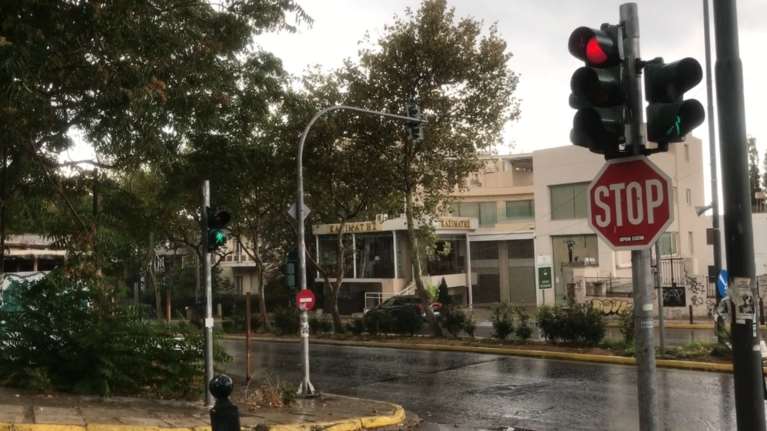 Η κακοκαιρία έφτασε στην Αττική: Έντονη βροχή στα βόρεια προάστια της Αθήνας [βίντεο]