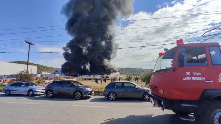 Φωτιά σε επιχείρηση με πλαστικά στον Ασπρόπυργο - Μεγάλη κινητοποίηση της Πυροσβεστικής