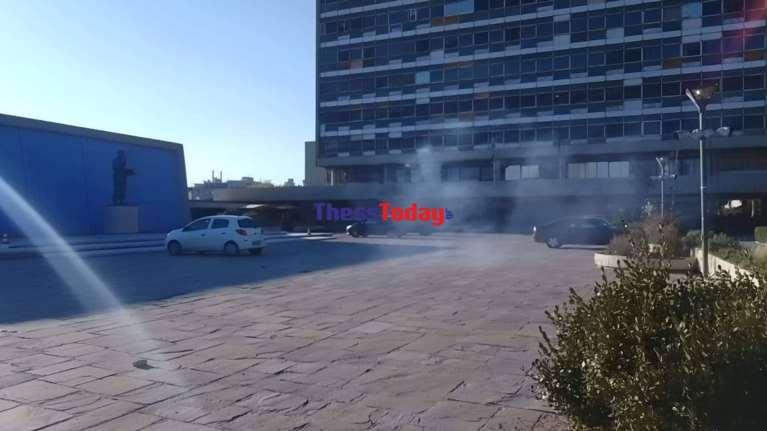 Θεσσαλονίκη: Επεισόδια στην Πρυτανεία του ΑΠΘ με πέτρες και κρότου λάμψης [εικόνες-βίντεο]