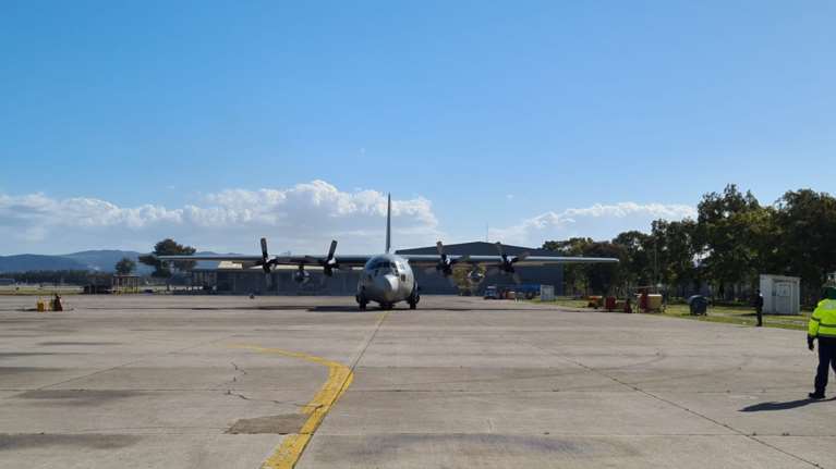 Η Ελλάδα στέλνει ανθρωπιστική βοήθεια αλλά και οπλισμό στην Ουκρανία: Εικόνες από τα αεροδρόμια