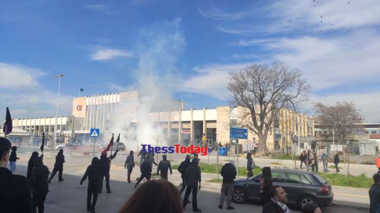 Επεισόδια στη Θεσσαλονίκη: Πέτρες, μολότοφ και χημικά έξω από τον ΟΣΕ μετά την πορεία για τα Τέμπη [εικόνες-βίντεο]